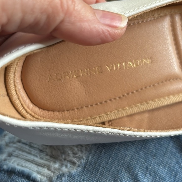 VTG Adrienne Vittadini White Faux Leather Kitten Heels 9M With Bold Gold Chain - Picture 9 of 9